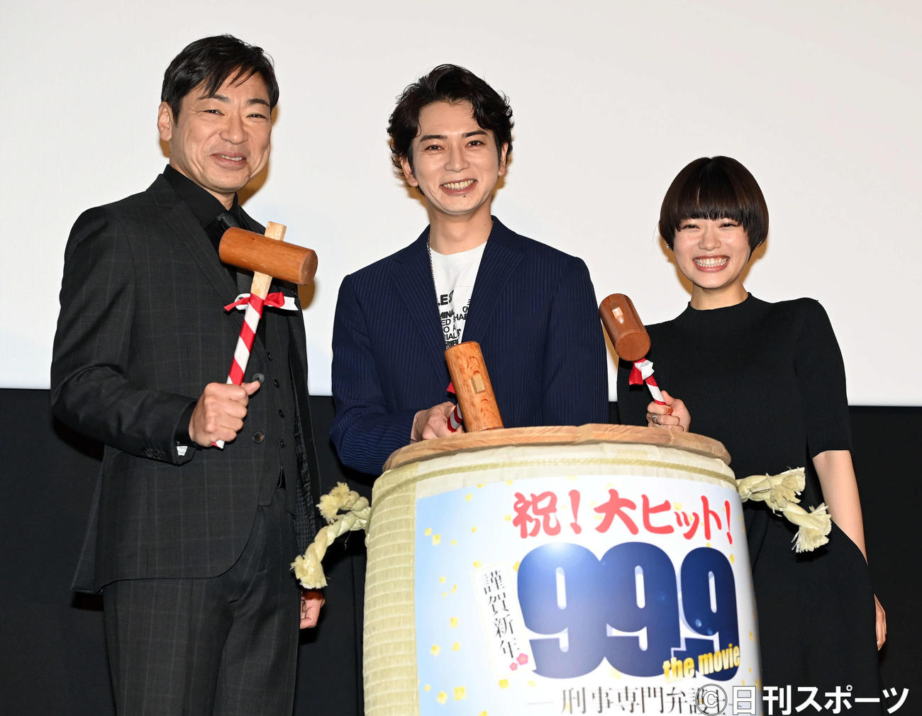 映画「99．9」の公開を記念して鏡開きを行った、嵐の松本潤（中央）。左から香川照之、杉咲花（撮影・たえ見朱実）