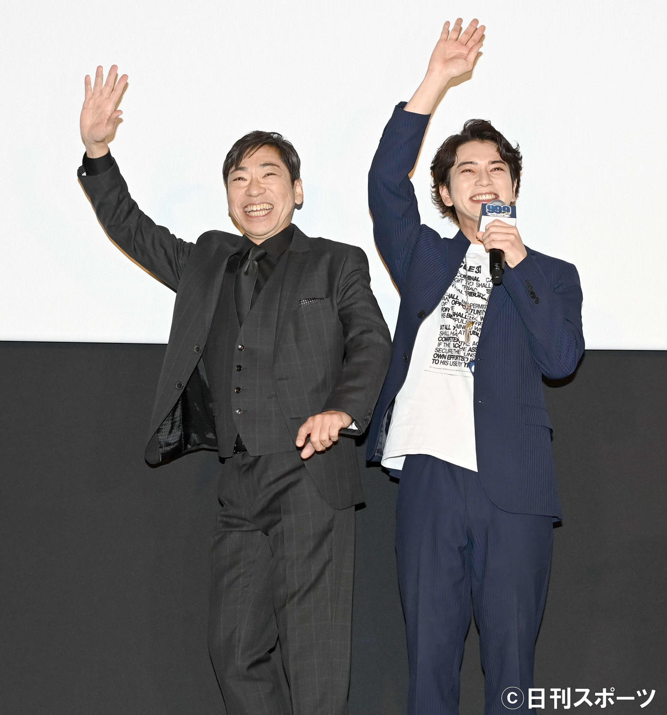 映画「99．9」の初日舞台あいさつを終え笑顔で会場を後にする嵐の松本潤（右）と香川照之（撮影・たえ見朱実）