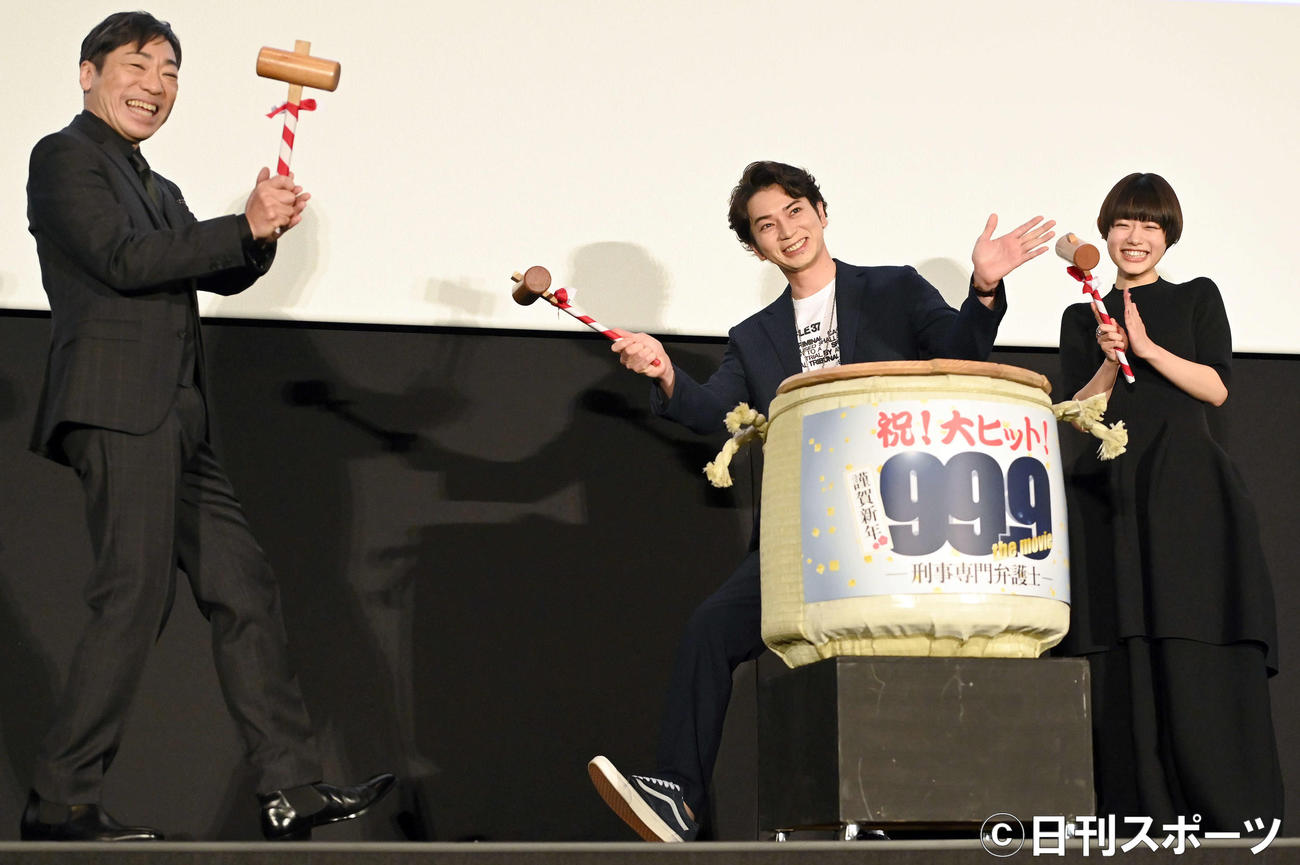 映画「99．9」の公開を記念して鏡開きを行った嵐の松本潤（中央）と香川照之はおなじみの「掛け合い」を見せ会場を盛り上げる。右は杉咲花（撮影・たえ見朱実）