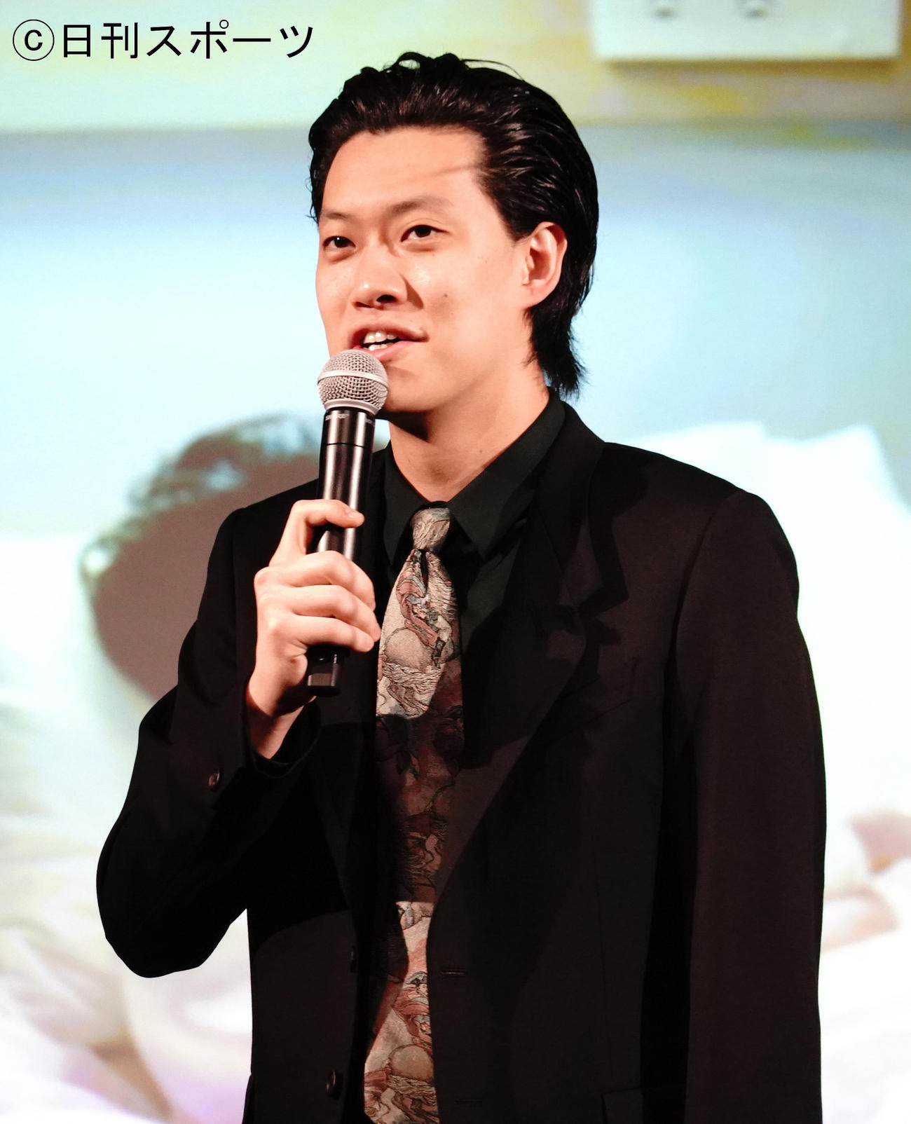 霜降り明星 粗品が一般女性と結婚 告白時と同じスーツでプロポーズ 結婚 熱愛 日刊スポーツ