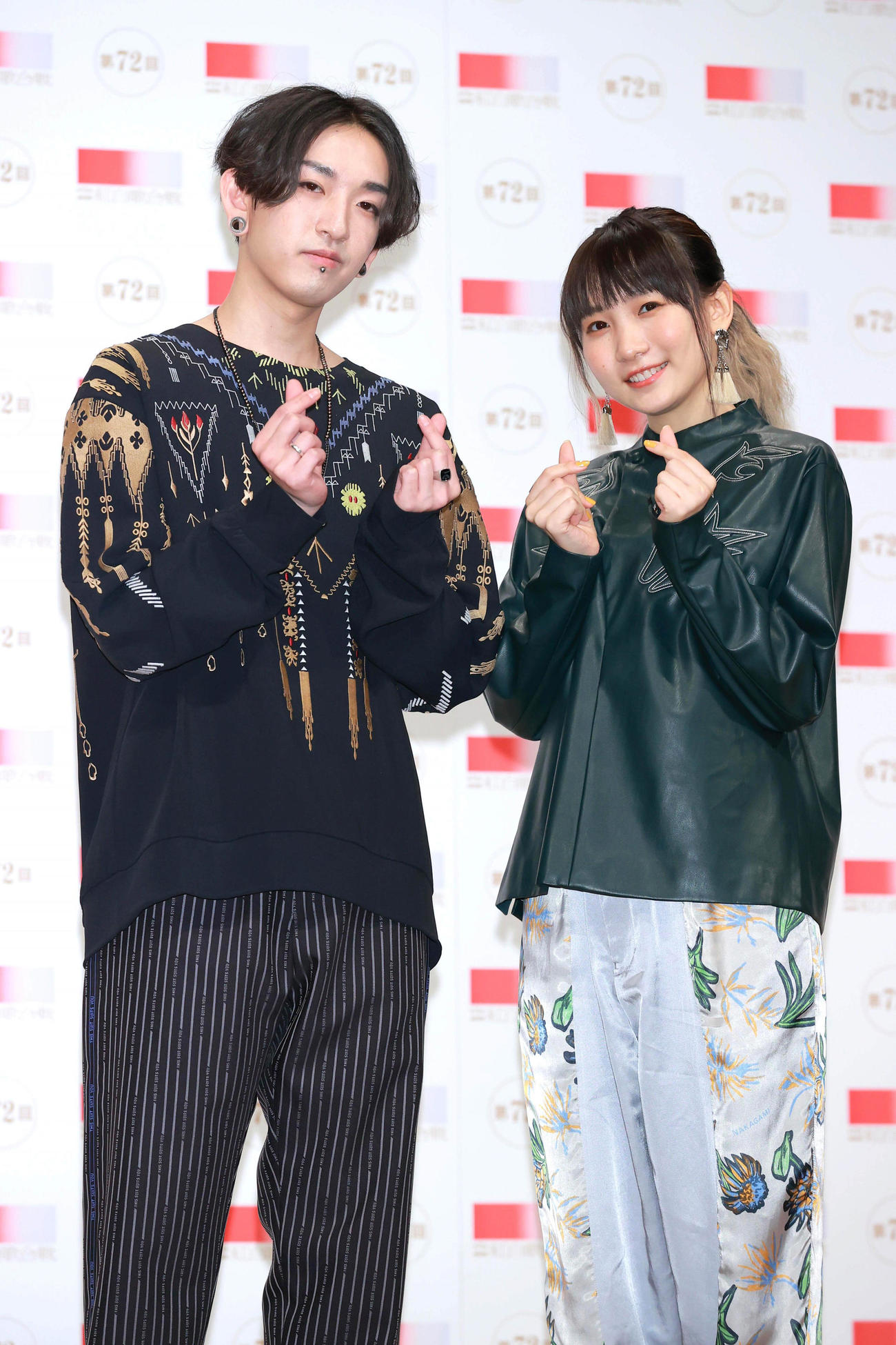 第72回NHK紅白歌合戦リハーサルに登場したYOASOBIのAyase（左）とikura（代表撮影）