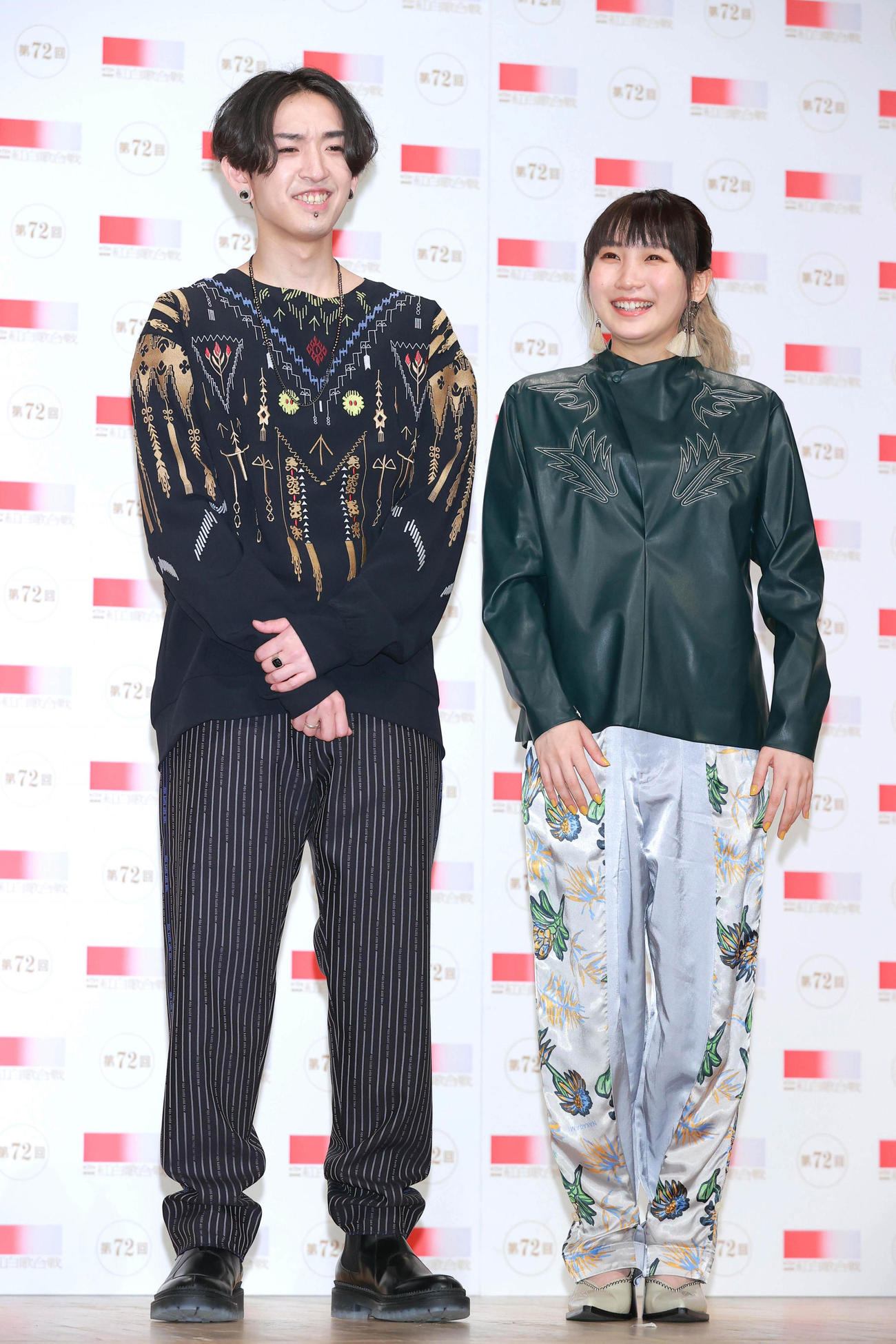 第72回NHK紅白歌合戦リハーサルに登場したYOASOBIのAyase（左）とikura（代表撮影）