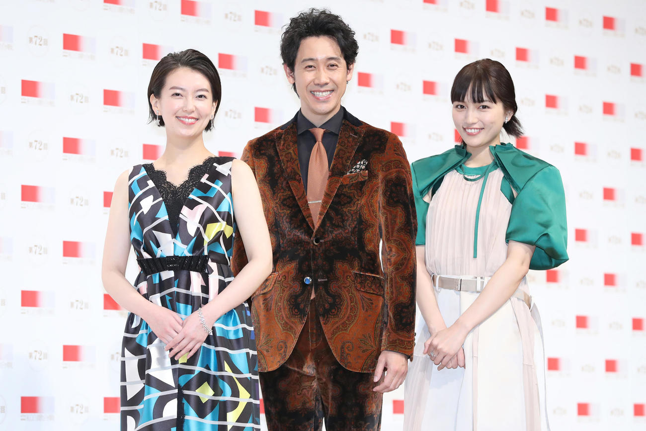 笑顔でフォトセッションに臨む司会の、左から和久田麻由子アナウンサー、大泉洋、川口春奈（代表撮影）