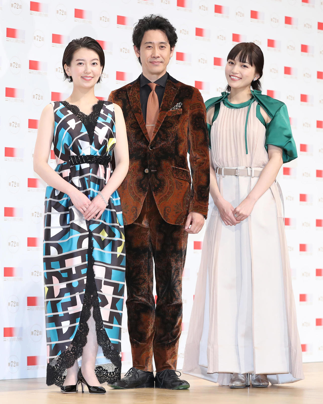 笑顔でフォトセッションに臨む司会の、左から和久田麻由子アナウンサー、大泉洋、川口春奈（代表撮影）