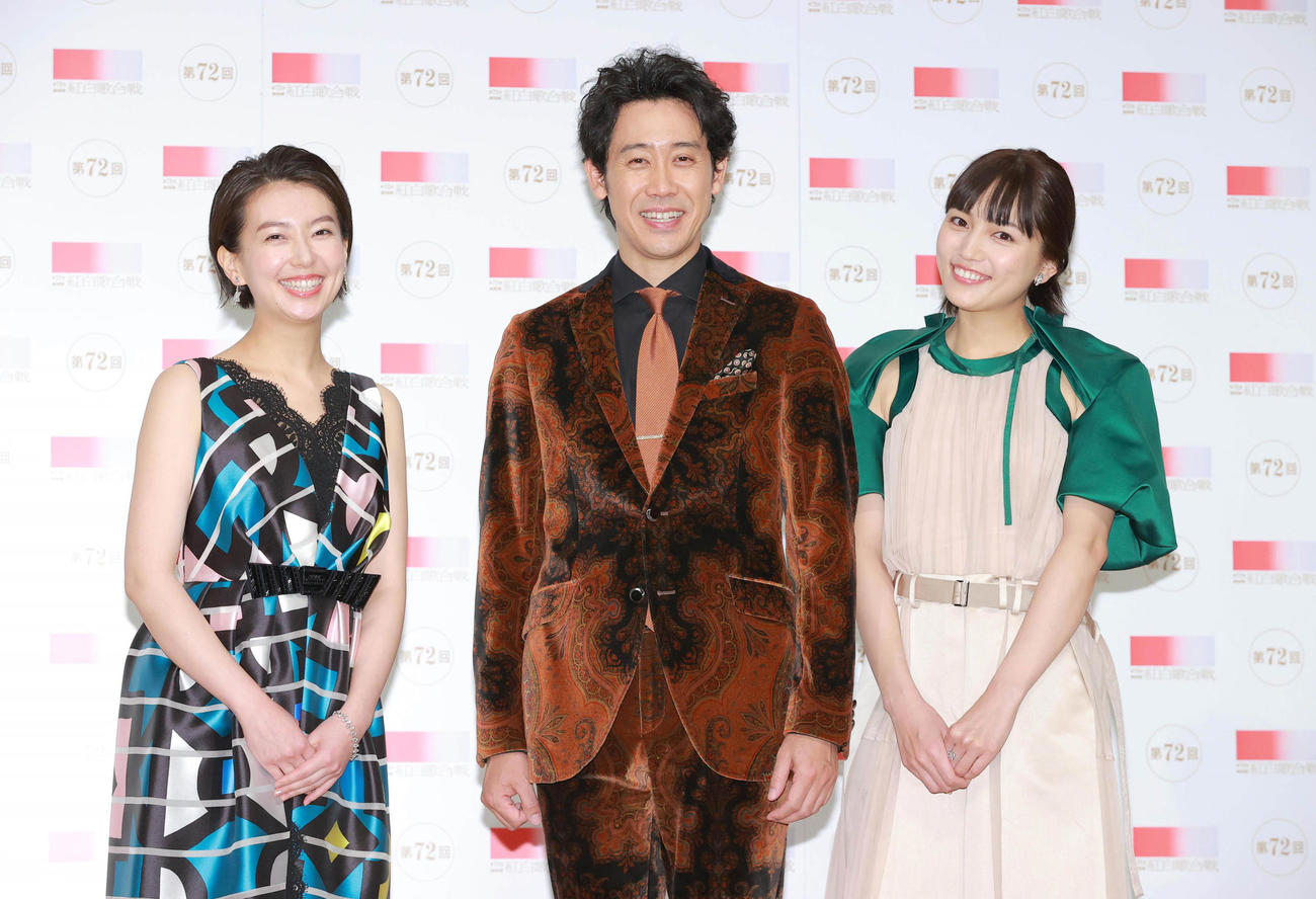 紅白歌合戦リハーサルに登場した、左から総合司会を担当するNHKの和久田麻由子アナウンサー、大泉洋、川口春奈（代表撮影）
