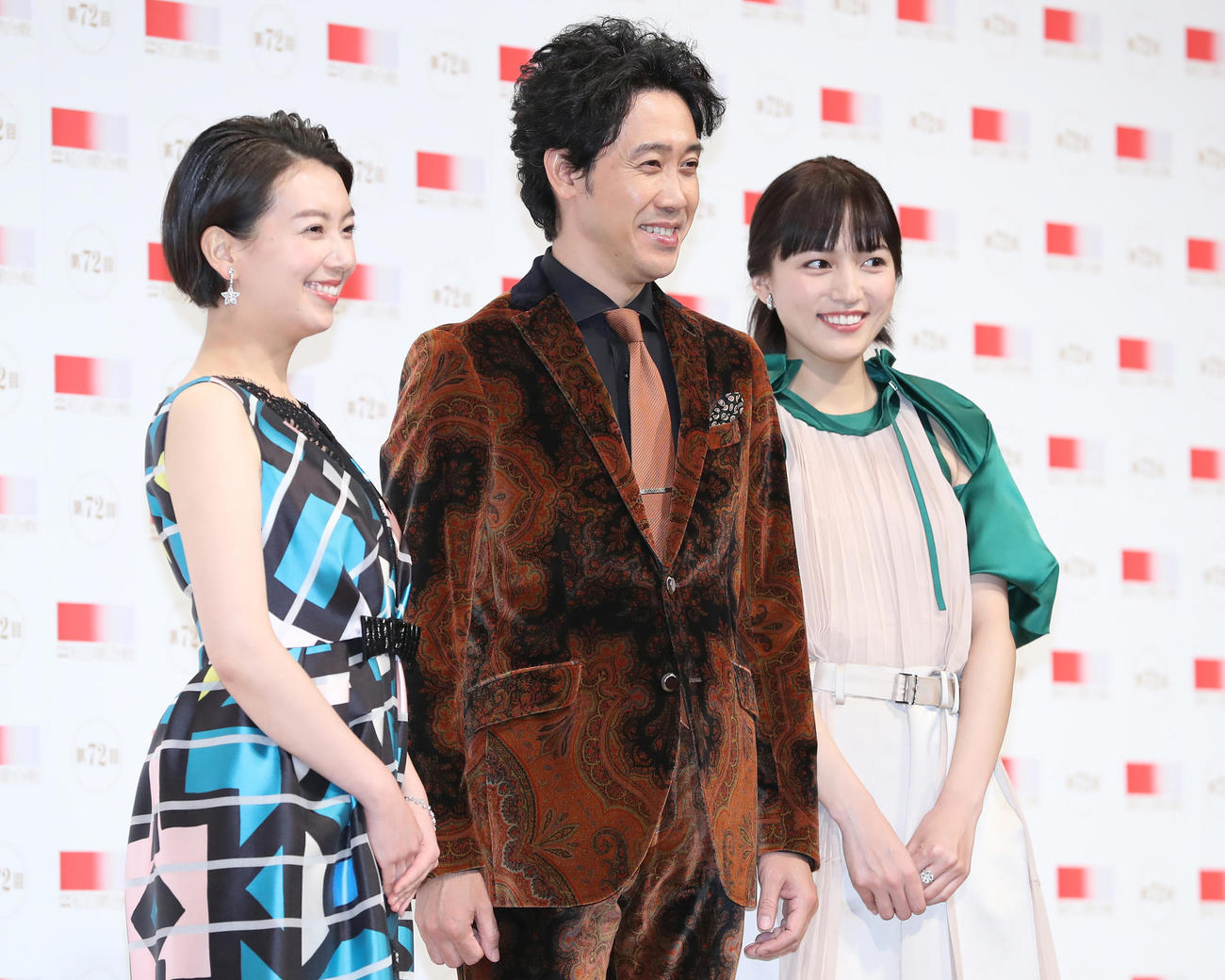 笑顔を見せる司会の、左から和久田麻由子アナウンサー、大泉洋、川口春奈（代表撮影）