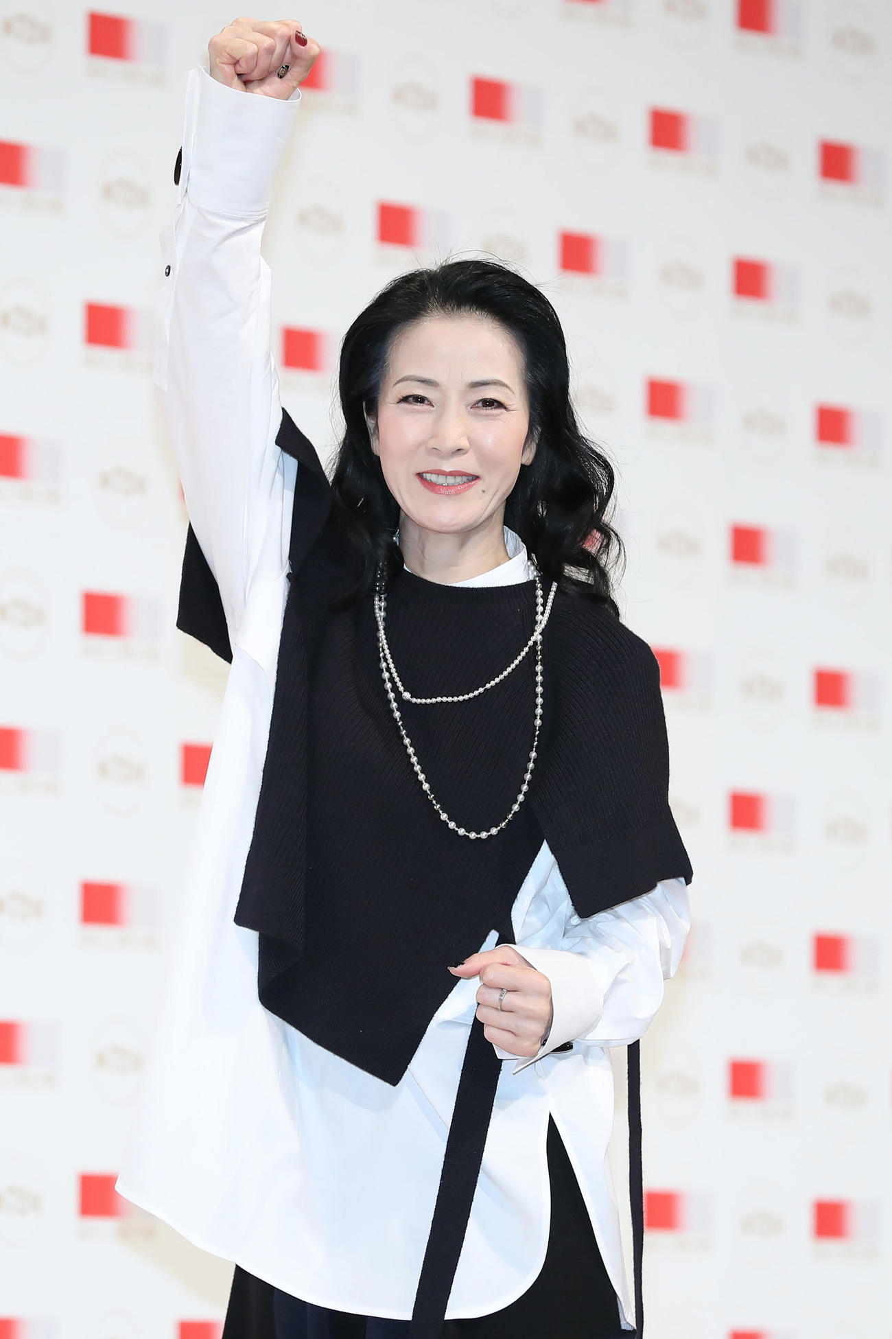 フォトセッションでポーズをとる坂本冬美（代表撮影）