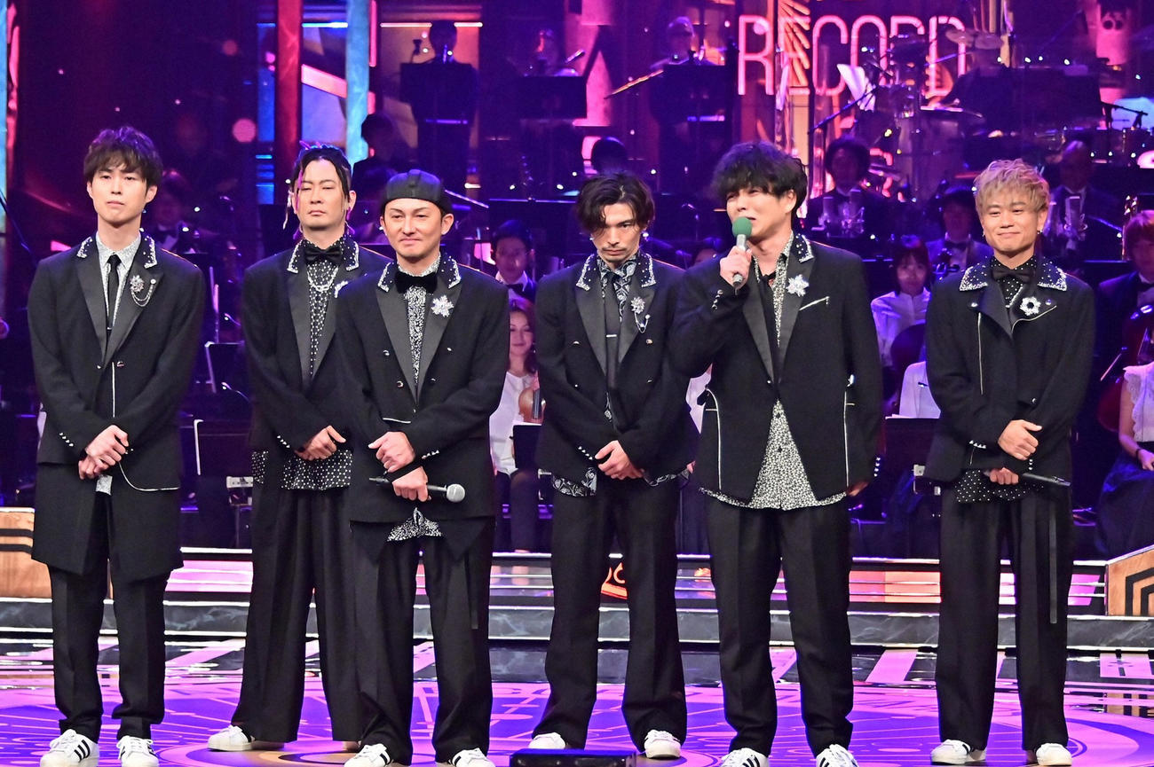 舞台上で涙ながらに話すDA PUMPのKENZO（右から2人目）（C）TBS