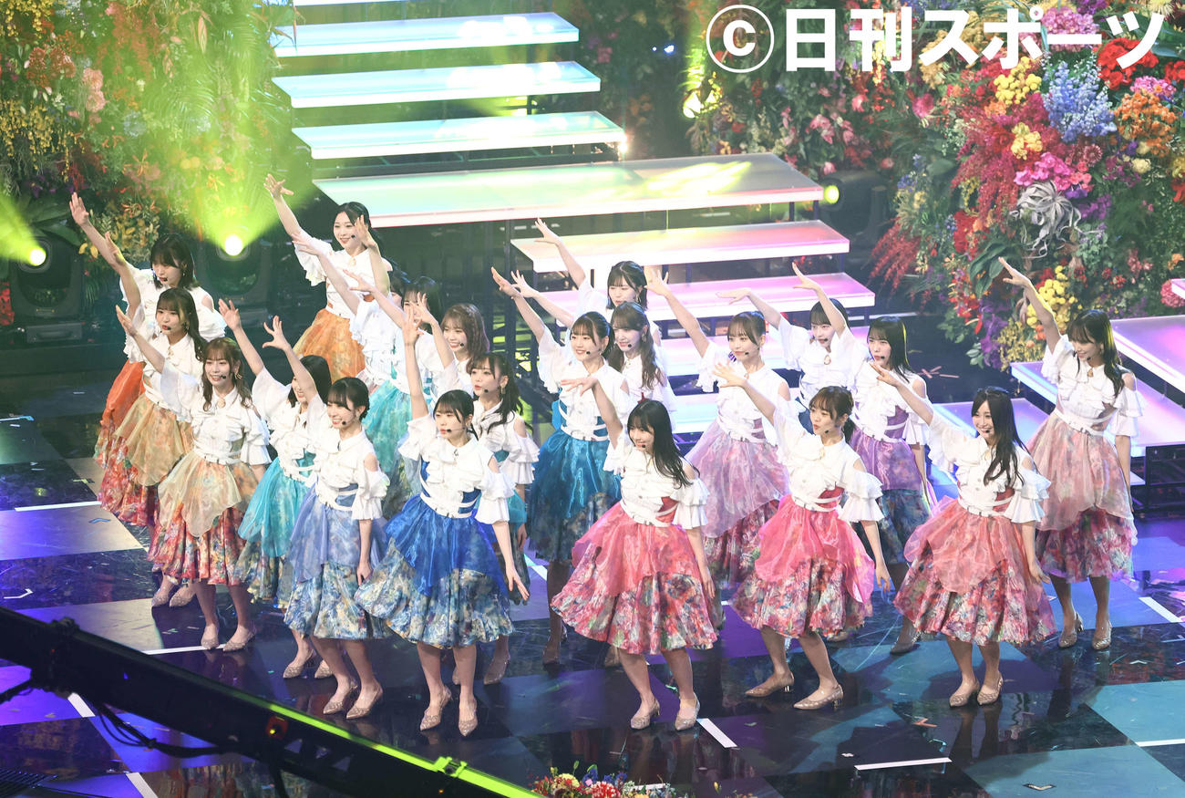 「君しか勝たん」を披露する日向坂46（撮影・河田真司）