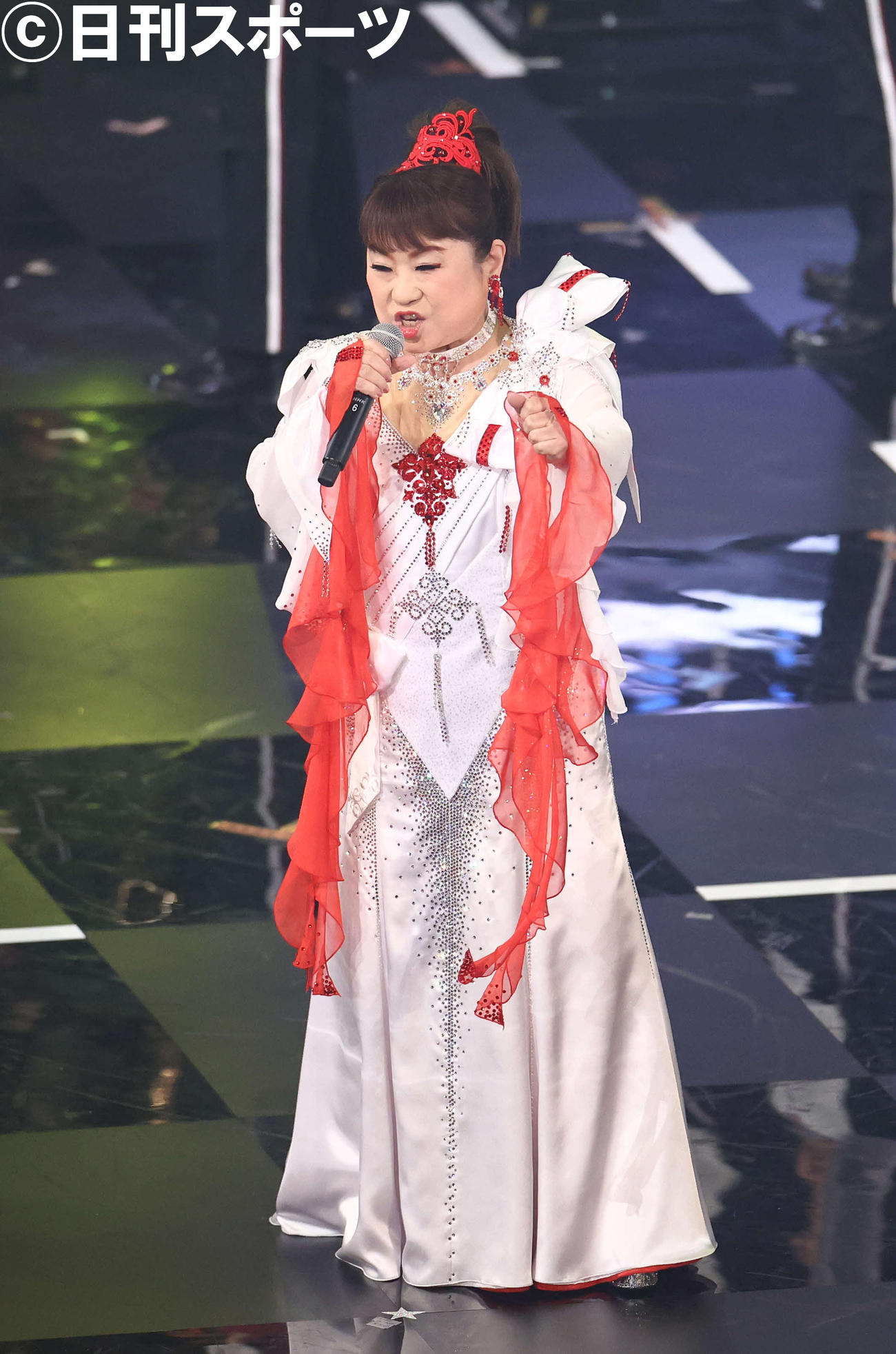 「あんたの花道」を披露する天童よしみ（撮影・河田真司）