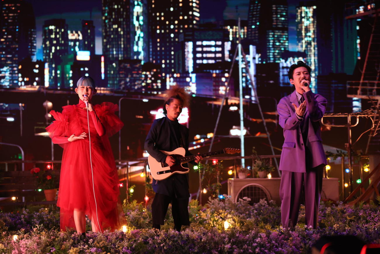 熱唱するAwesome City Club（C）NHK