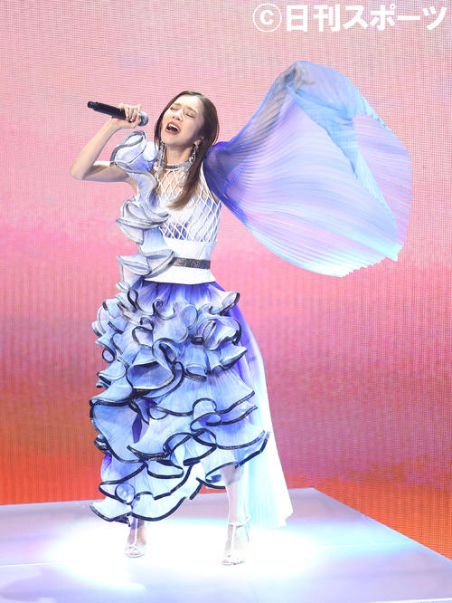 「Fly High」を披露するmilet（撮影・河田真司）