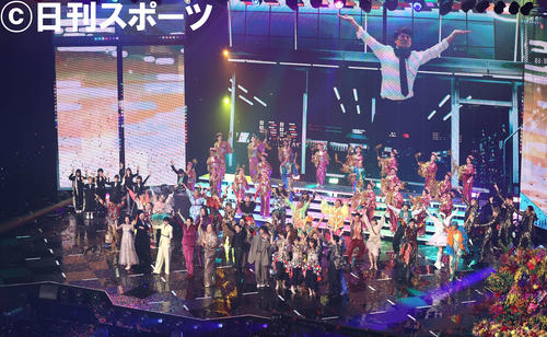 「マツケンサンバ2」を披露する松平健（撮影・河田真司）