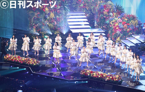 「君しか勝たん」を披露する日向坂46（撮影・河田真司）