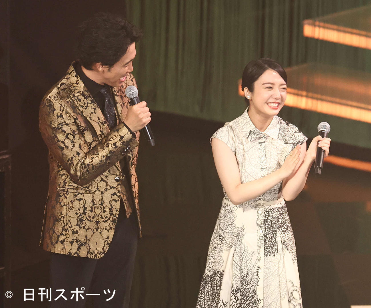 歌い終わったAIに拍手する上白石萌音（右）。左は大泉洋（撮影・河田真司）