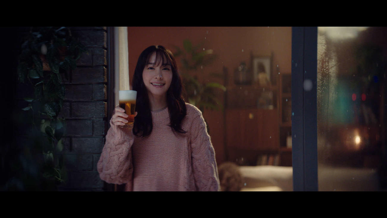 「アサヒ生ビール」の新テレビCM「2022年もおつかれ生です」篇に出演した新垣結衣