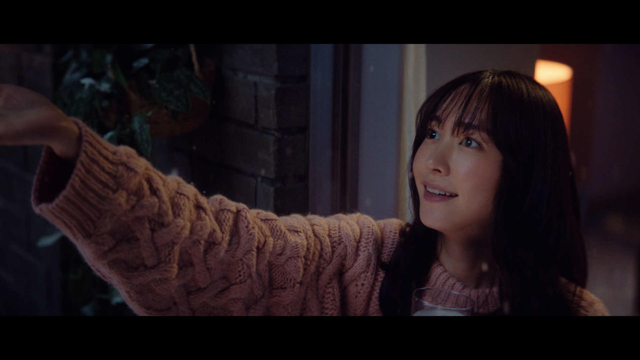 「アサヒ生ビール」の新テレビCM「2022年もおつかれ生です」篇に出演した新垣結衣