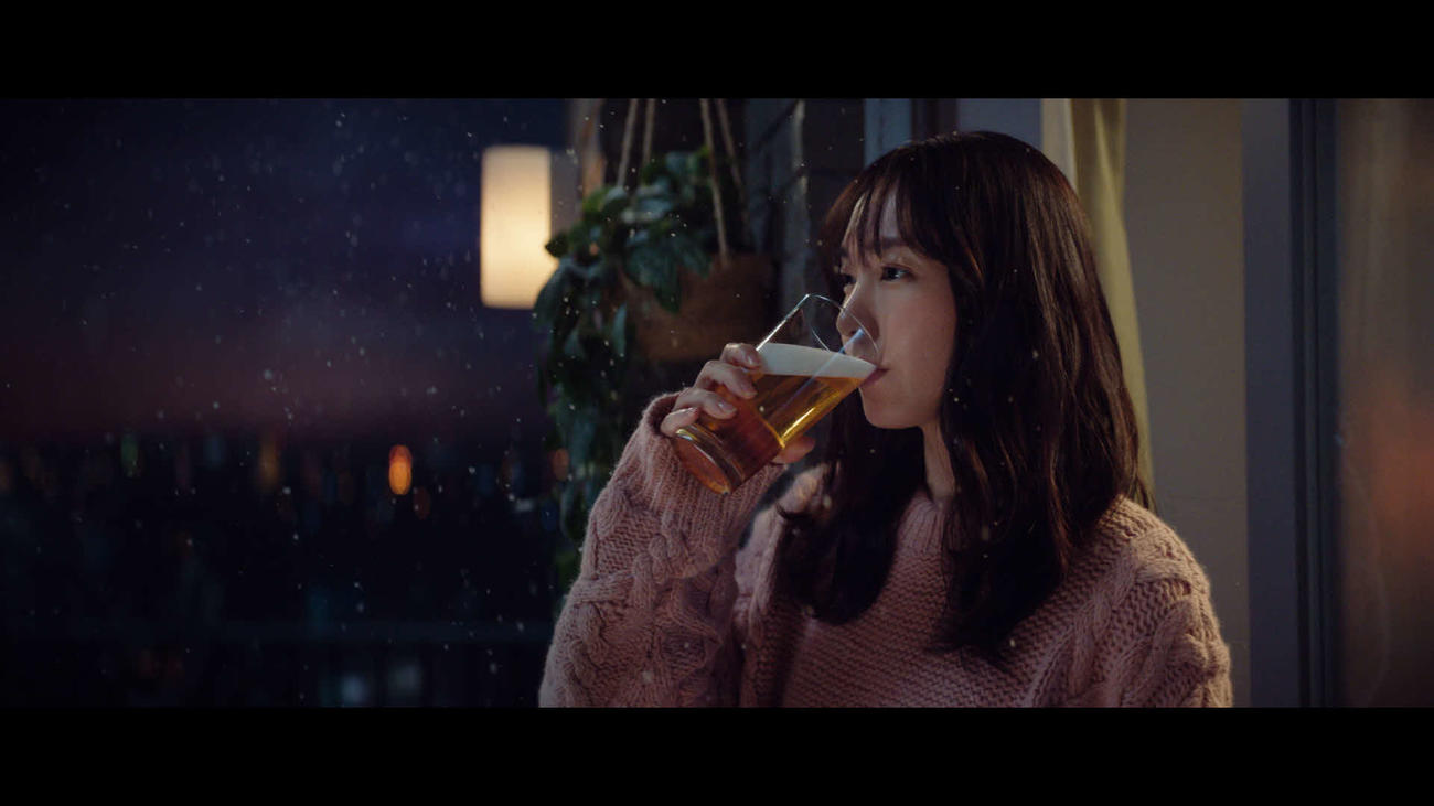 「アサヒ生ビール」の新テレビCM「2022年もおつかれ生です」篇に出演した新垣結衣