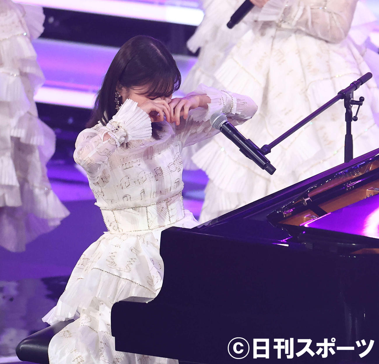 曲が終わり涙を拭う乃木坂46の生田絵梨花（撮影・河田真司）