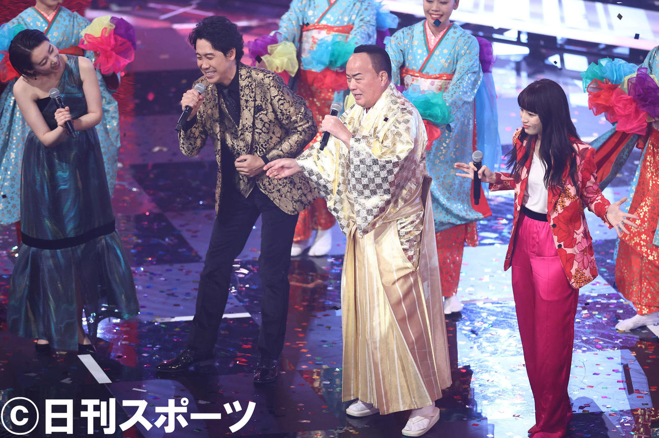 細川たかし（中央右）と一緒に歌う大泉洋（中央左）。左は和久田麻由子アナウンサー、右は川口春奈（撮影・河田真司）