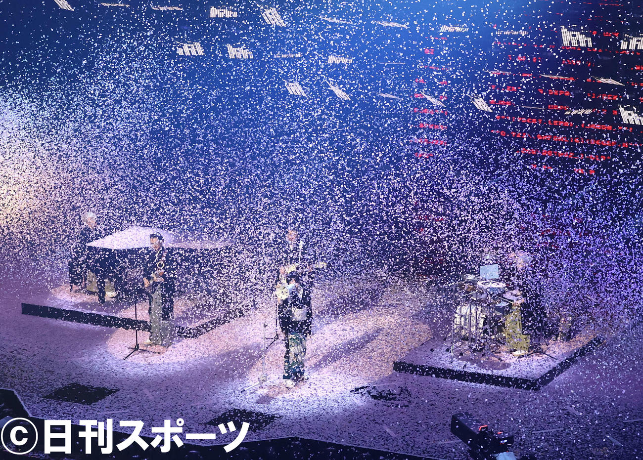 大量の紙吹雪の中で「緑酒」を披露する東京事変（撮影・河田真司）