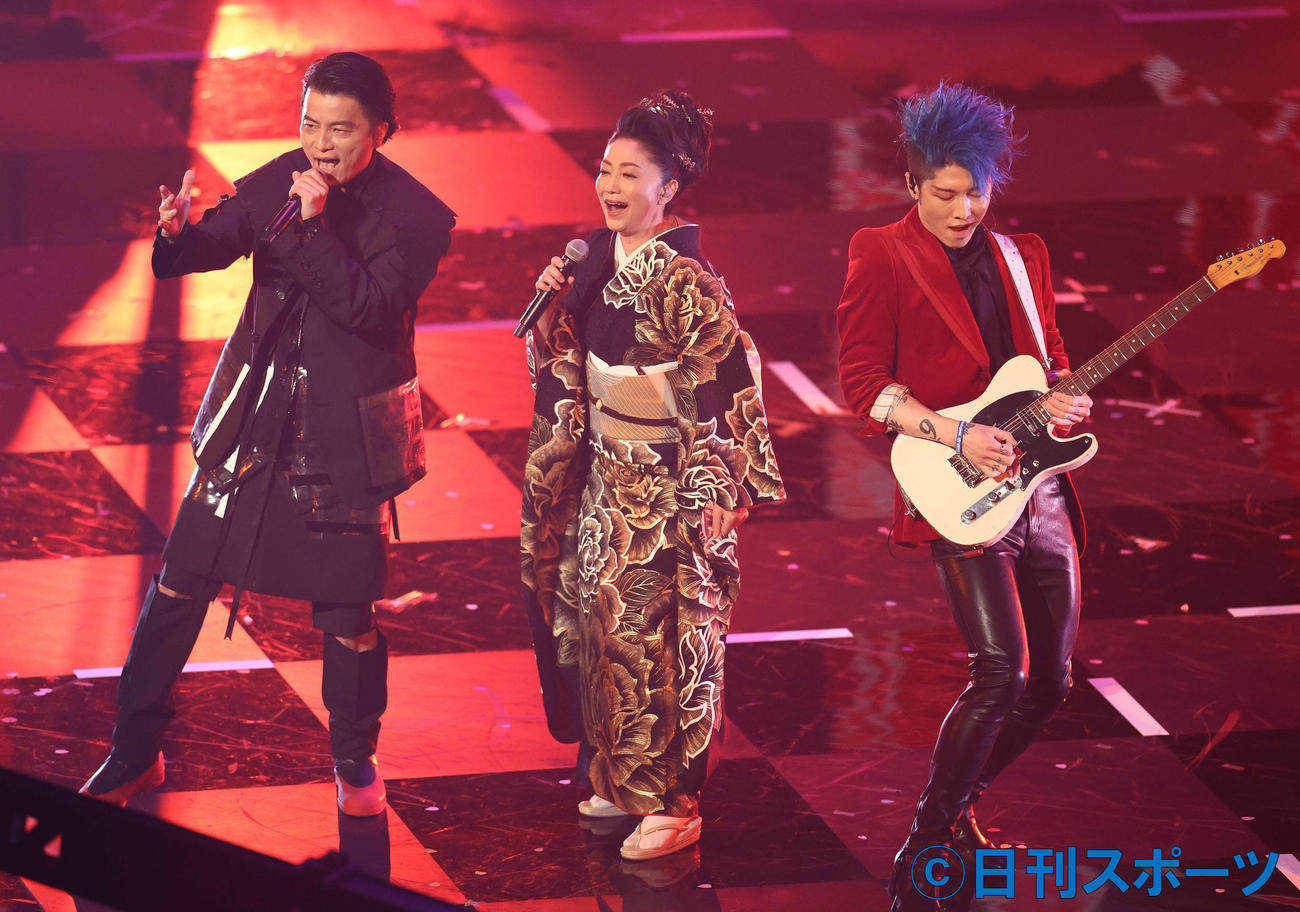 「火事と喧嘩は江戸の華」を披露する、左からKREVA、石川さゆり、MIYAVI（撮影・河田真司）