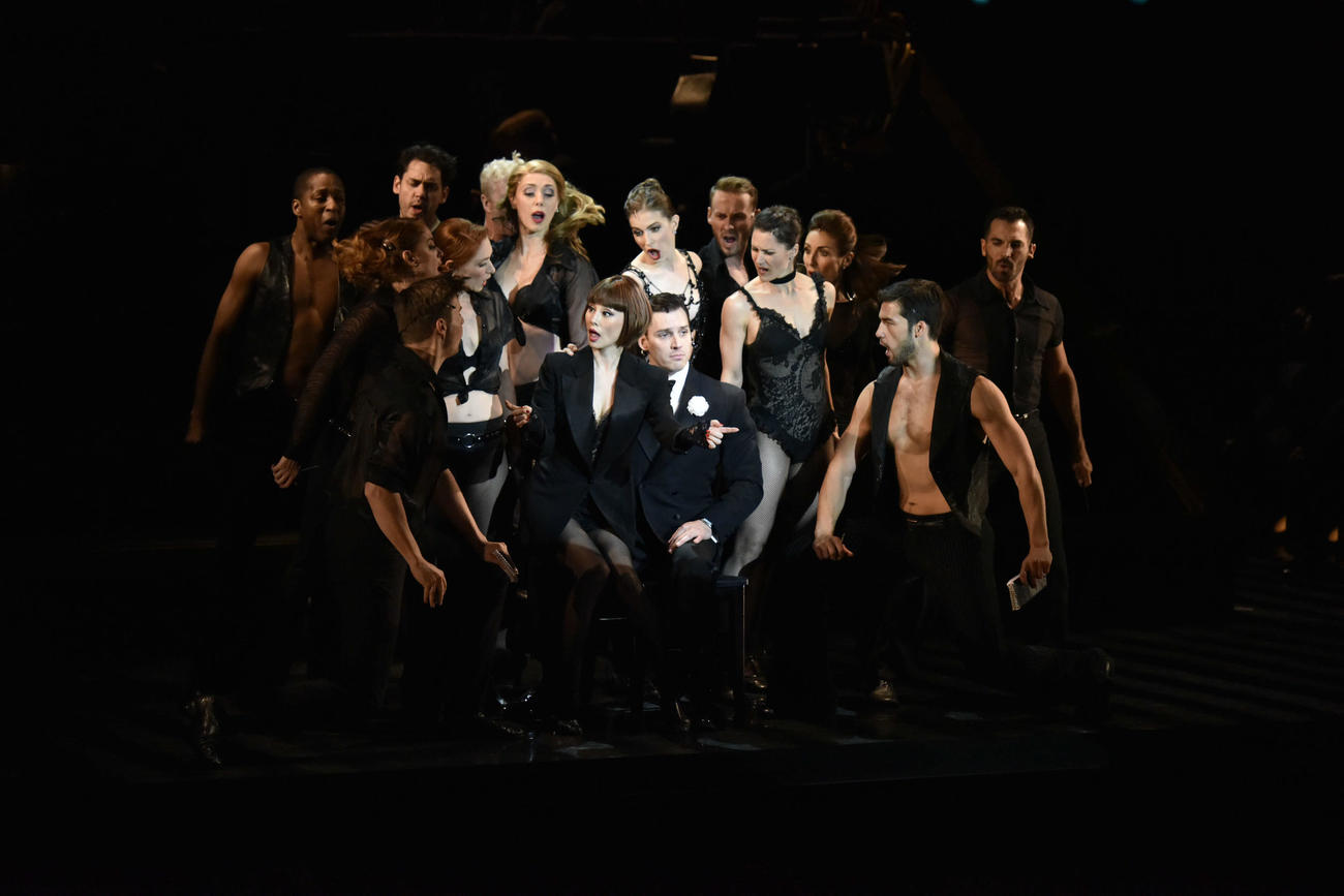 19年上演のブロードウェーミュージカル「CHICAGO」でロキシー・ハートを演じる米倉涼子（中央）