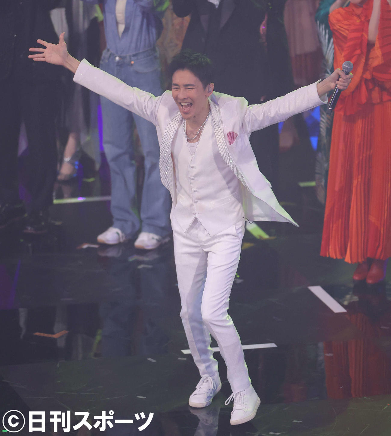 紅白歌合戦】郷ひろみ、通路から登場 小池栄子ら審査員と“ひじタッチ