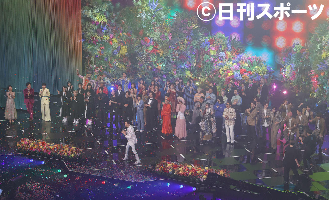 出演者を背に熱唱する郷ひろみ（撮影・河田真司）