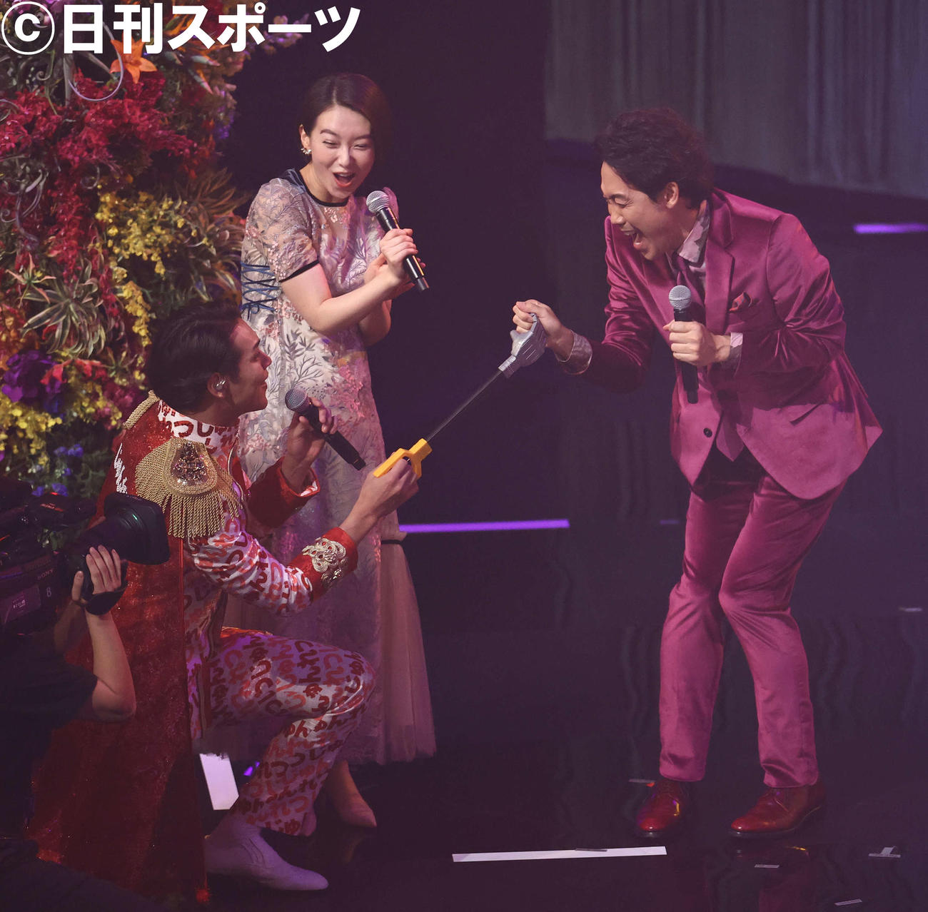マジックハンドで大泉洋（右）と握手する白川裕二郎（左）。中央は和久田麻由子アナウンサー（撮影・河田真司）
