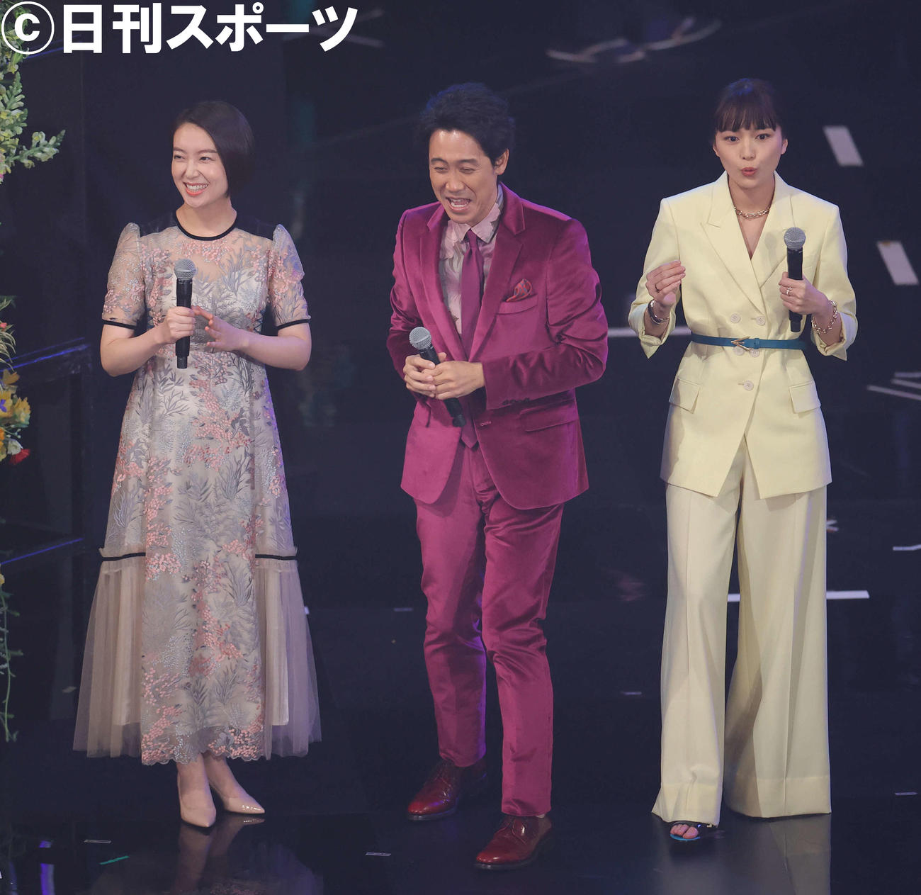 総合司会を務める、左から和久田麻由子アナウンサー、大泉洋、川口春奈（撮影・河田真司）