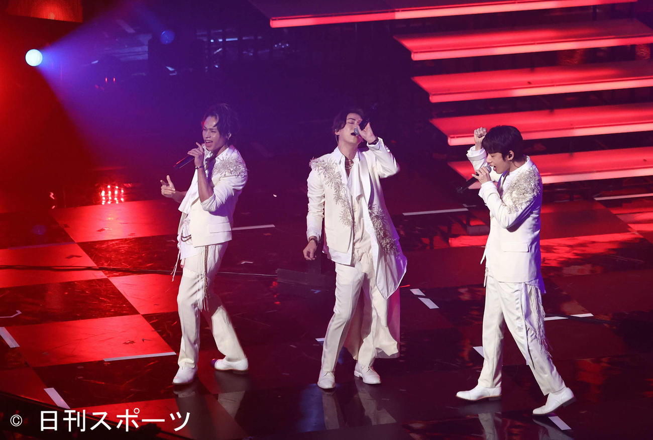 「Real Face」を披露するKAT－TUN。左から上田竜也、亀梨和也、中丸雄一（撮影・河田真司）