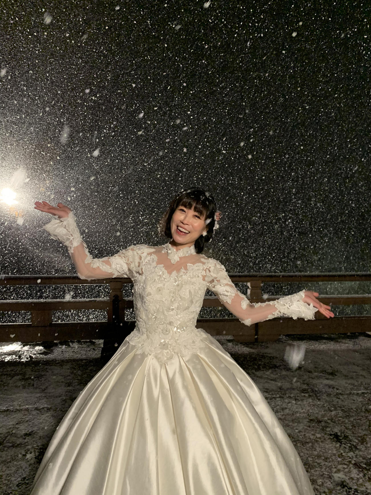 雪の中笑顔の水森かおり（C）NHK