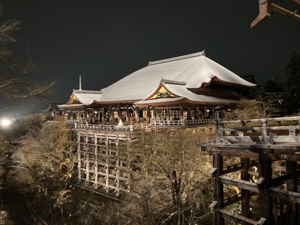 雪化粧をした清水寺で熱唱する水森かおり（C）NHK