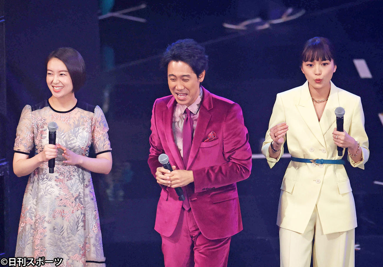 総合司会を務める、左から和久田麻由子アナウンサー、大泉洋、川口春奈（撮影・河田真司）