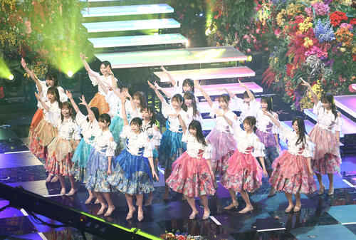 紅白歌合戦】日向坂は花に囲まれカラフル衣装で「君しか勝たん」を披露
