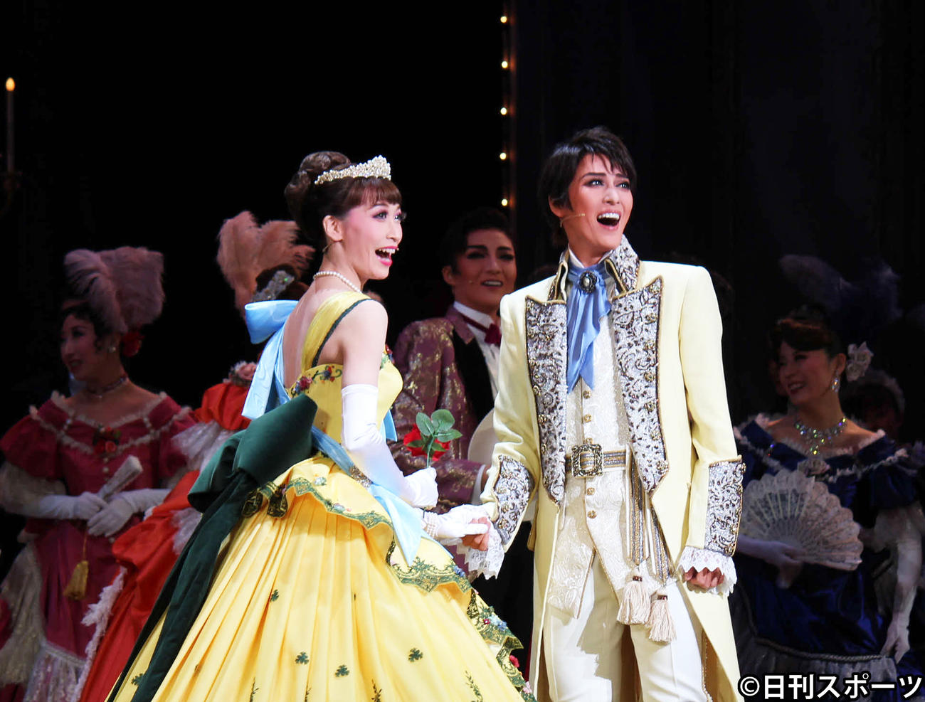 本拠地お披露目を迎えた月組新トップ月城かなと（右）と、新トップ娘役海乃美月による新コンビ（撮影・村上久美子）