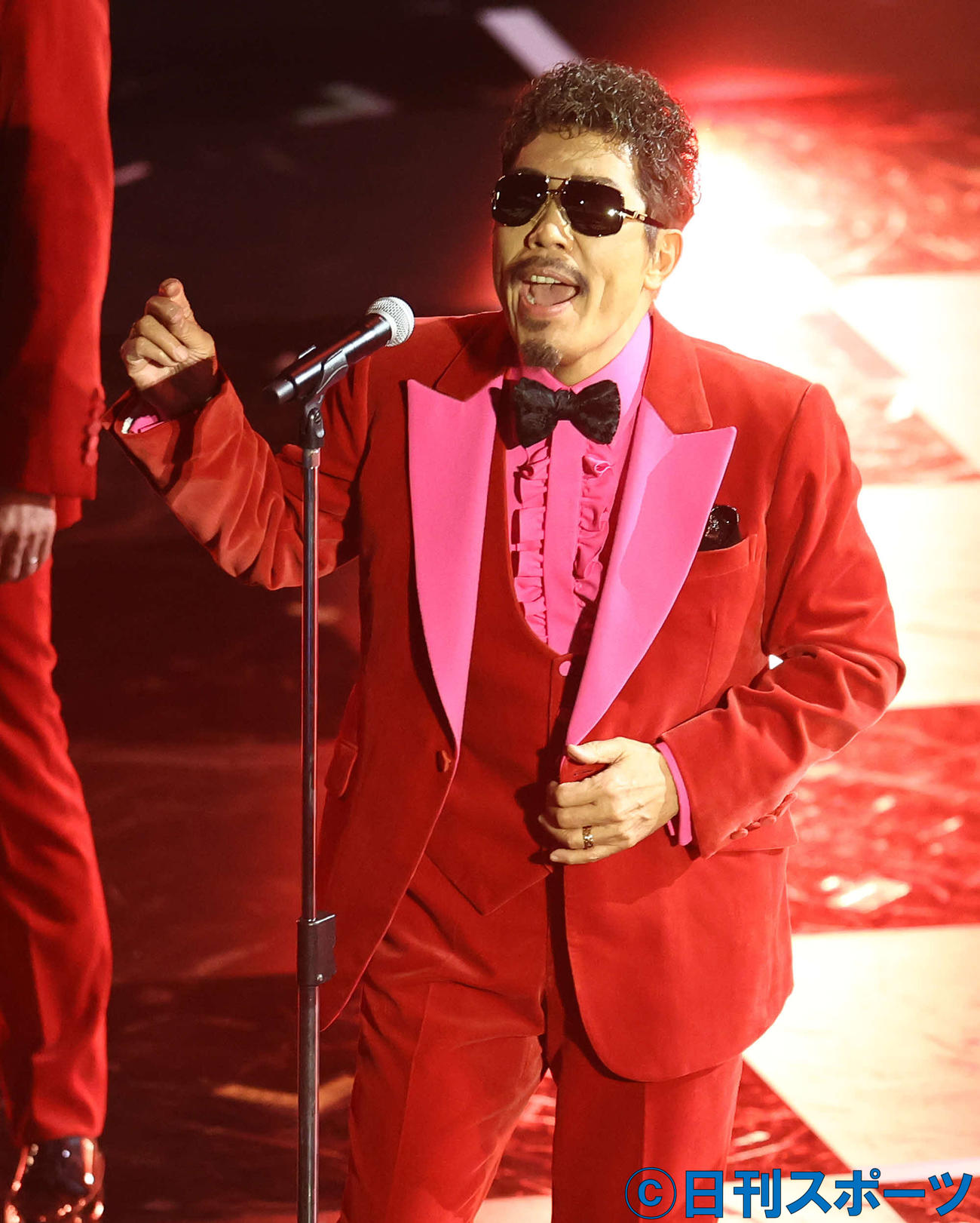 ステージで歌う鈴木雅之（撮影・河田真司）