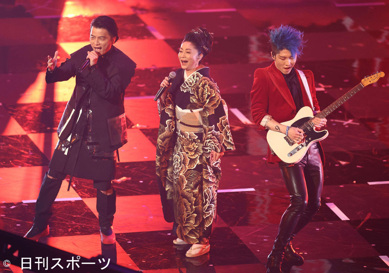 「火事と喧嘩は江戸の華」を披露する、左からKREVA、石川さゆり、MIYAVI（撮影・河田真司）