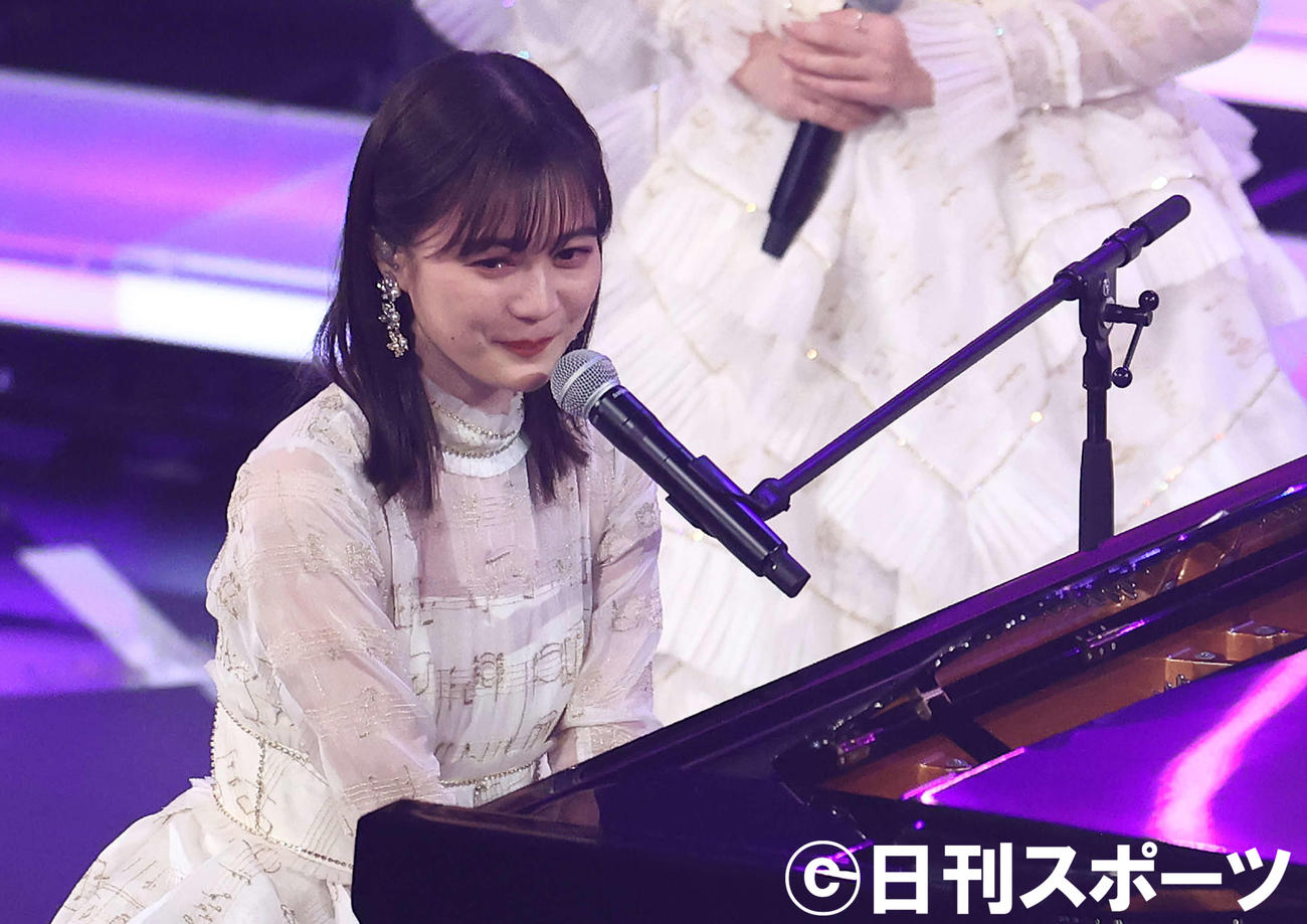 涙をこらえる乃木坂46生田絵梨花（撮影・河田真司）