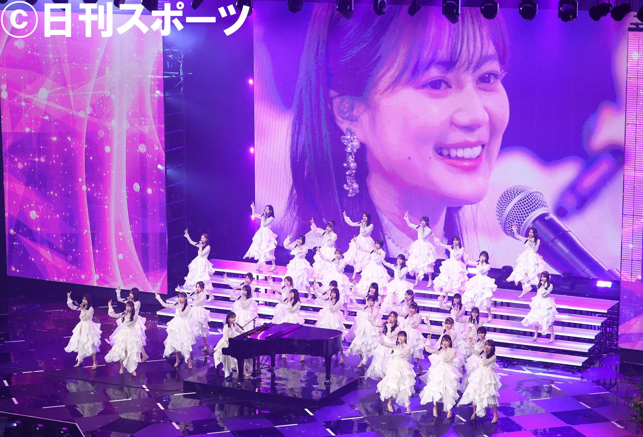 「きっかけ」を披露する乃木坂46。手前中央は生田絵梨花（撮影・河田真司）