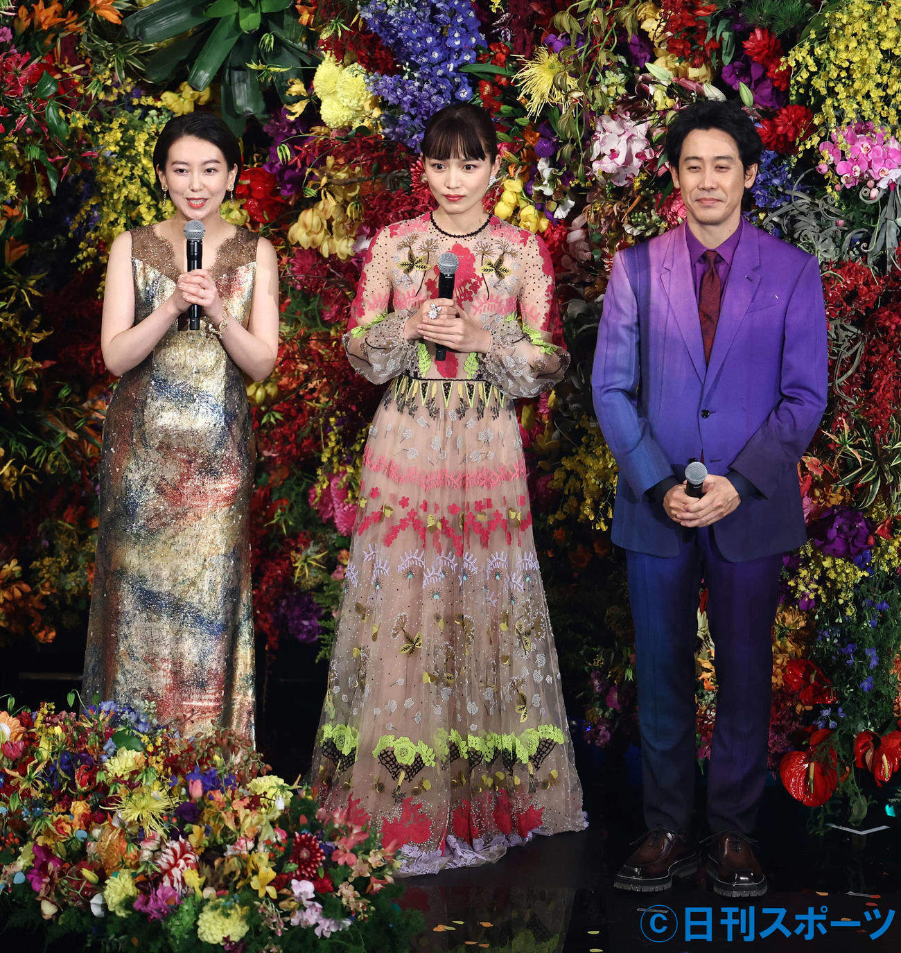 衣装チェンジした総合司会の、左から和久田麻由子アナウンサー、川口春奈、大泉洋（撮影・河田真司）