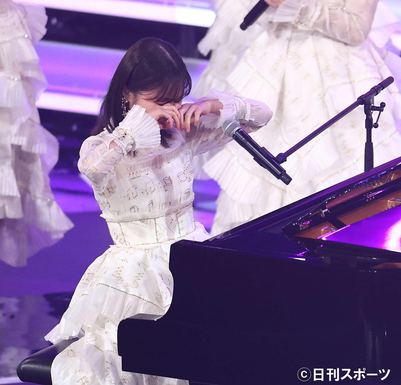 第72回NHK紅白歌合戦で、曲が終わり涙を拭う乃木坂46の生田絵梨花（2021年12月撮影）
