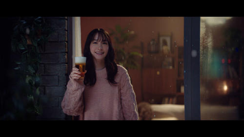 「アサヒ生ビール」の新テレビCM「2022年もおつかれ生です」篇に出演した新垣結衣