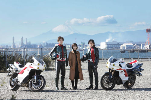 映画「シン・仮面ライダー」に出演する、左から柄本佑、浜辺美波、池松壮亮(C)石森プロ・東映/2023「シン・仮面ライダー」製作委員会