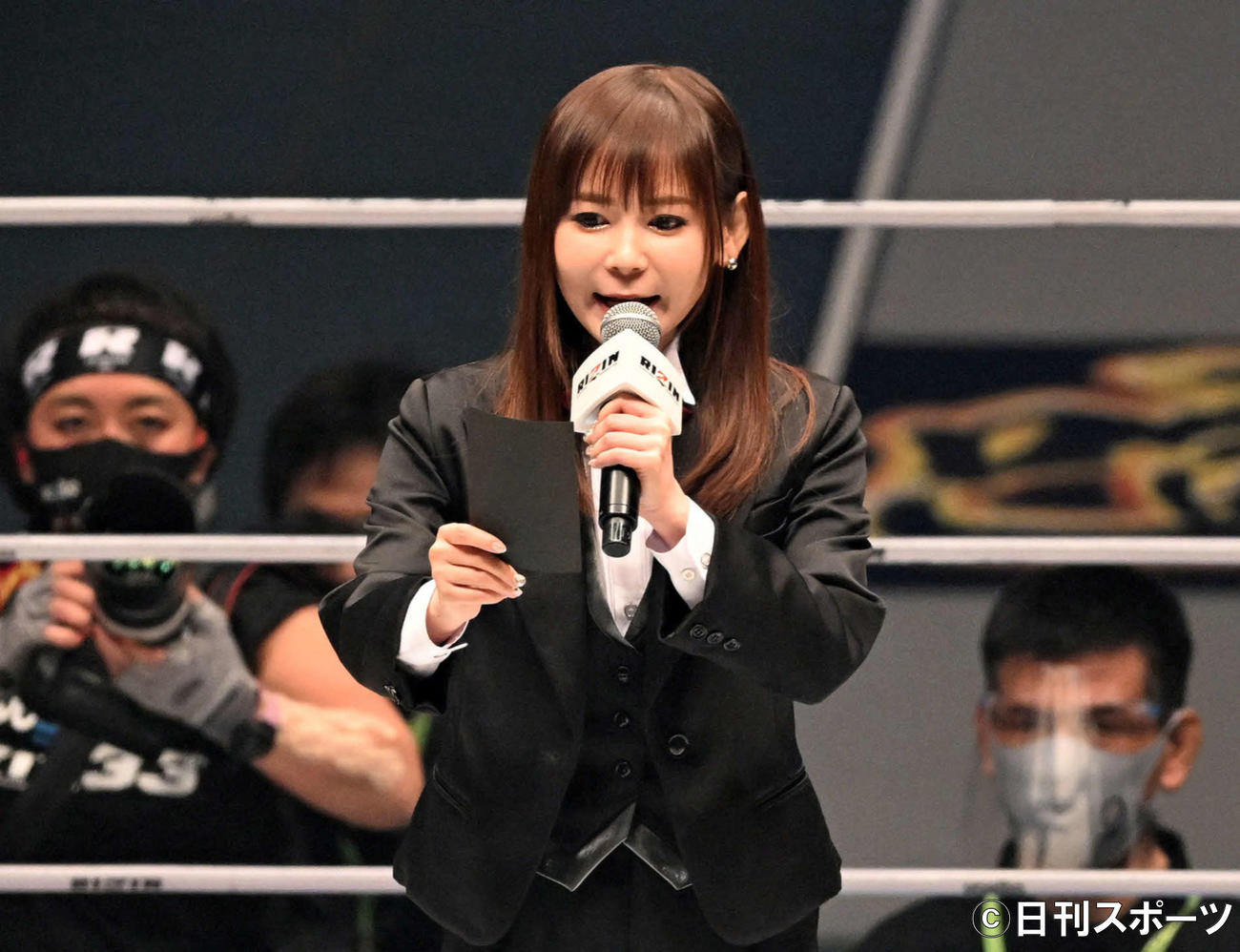 RIZIN33でリングアナウンサーを務めた中川翔子（2021年12月31日）