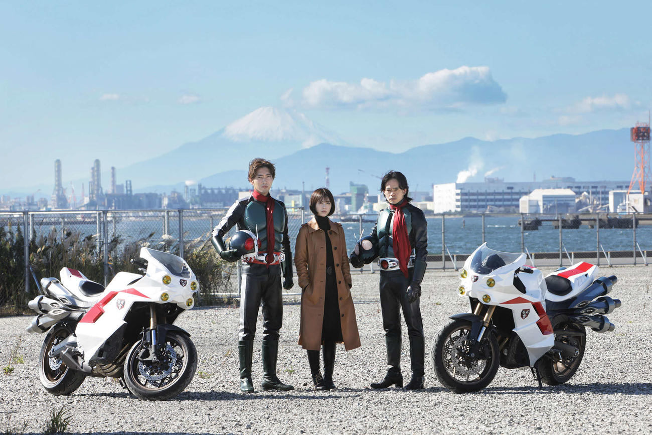 映画「シン・仮面ライダー」に出演する、左から柄本佑、浜辺美波、池松壮亮（C）石森プロ・東映／2023「シン・仮面ライダー」製作委員会