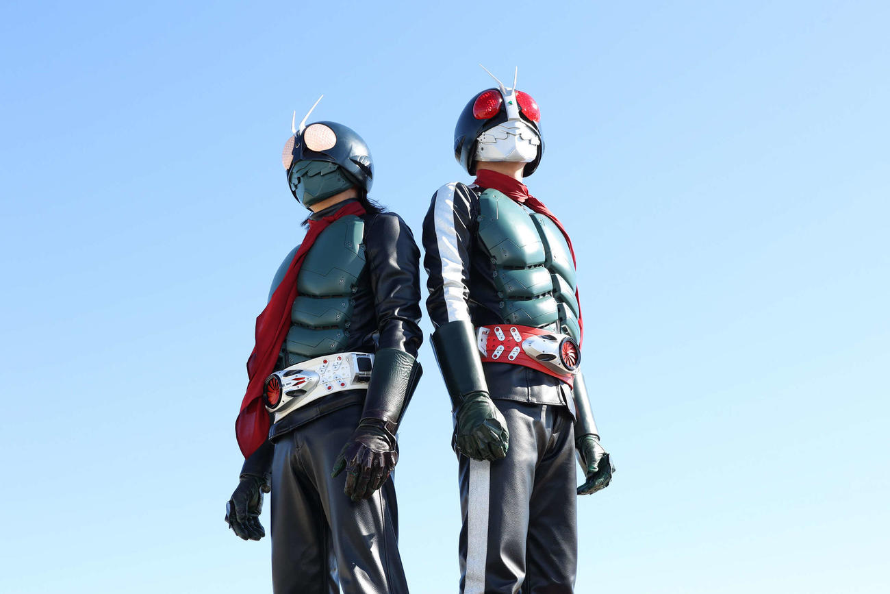 映画「シン・仮面ライダー」で池松壮亮が演じる仮面ライダー（左）と、柄本佑が演じる仮面ライダー第2号（C）石森プロ・東映／2023「シン・仮面ライダー」製作委員会