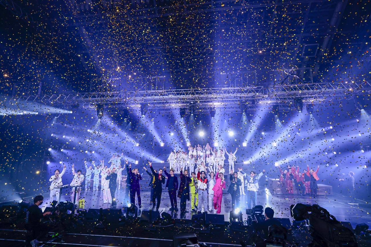 配信ライブ「LIVE×ONLINE COUNTDOWN2021→2022」で新年を迎えたEXILEら