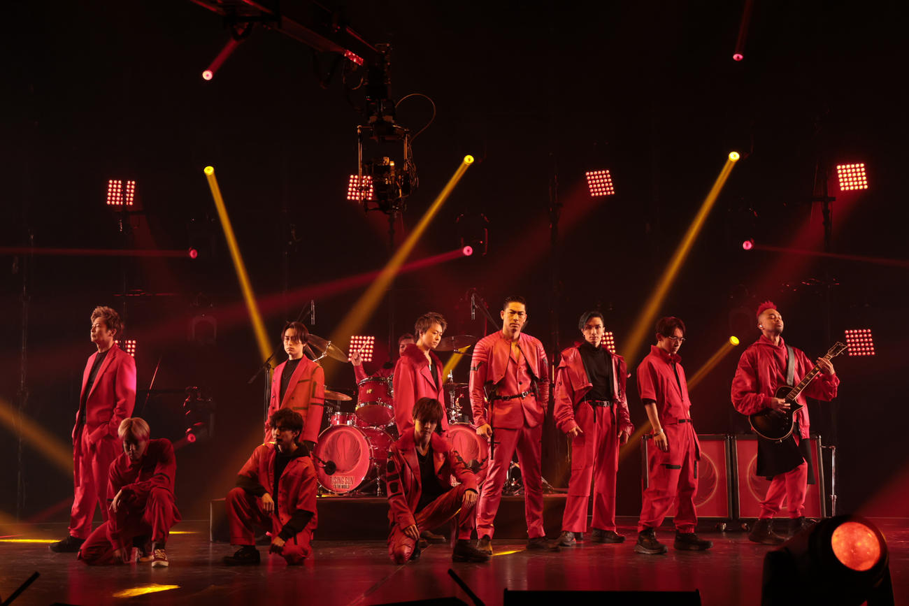 配信ライブ「LIVE×ONLINE COUNTDOWN2021→2022」でパフォーマンスするEXILE